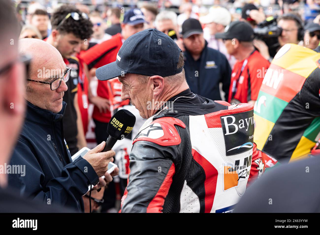 Portstewart, Großbritannien. Mai 2024. Peter Hickman (#60) gewann das J M Paterson Supertwin Race beim Northwest 200. Der zweite war Richard Cooper (#47) und der dritte Jeremy McWilliams (#99) Credit: Bonzo/Alamy Live News Stockfoto