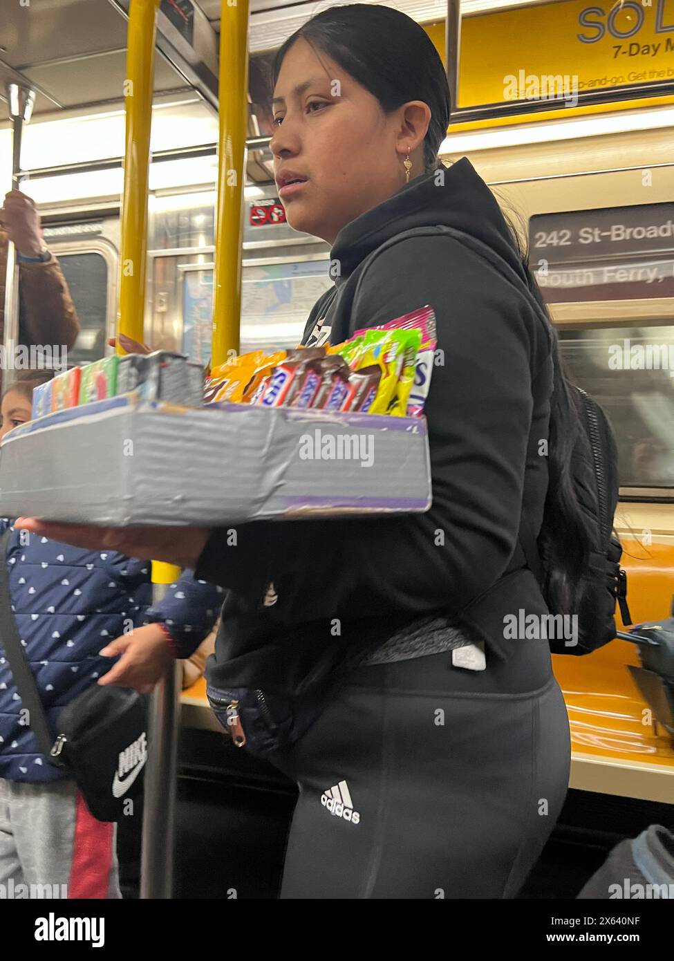Kürzlich verkaufte Einwanderer andy mit einer New York City U-Bahn in Manhattan, New York City. Stockfoto