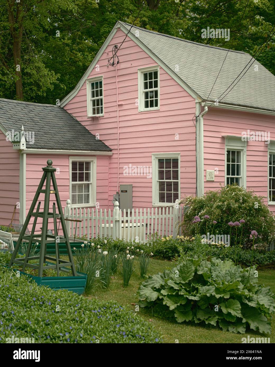 Ein rosafarbenes Haus und Garten in Kinderhook, New York Stockfoto