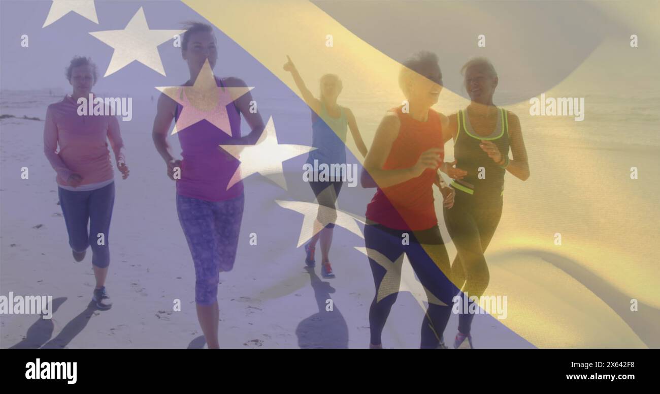 Zusammengesetztes Bild der honduras-Flagge gegen eine Gruppe verschiedener Frauen, die am Strand laufen Stockfoto