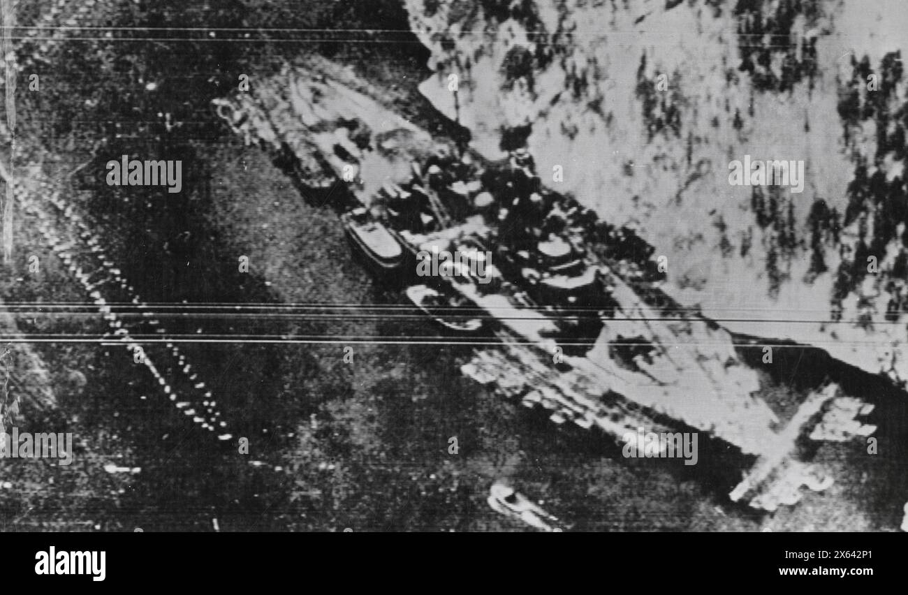 Britisches Luftaufklärungsfoto des deutschen Schlachtschiffs Tirpitz im Trondheimer Fjord. Stockfoto