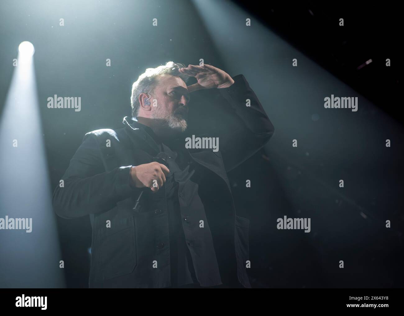 Leeds, Großbritannien. Mai 2024. Guy Garvey, Leadsänger der englischen Rockband Elbow, spielt einen Live-Auftritt in einer voll bepackten Leeds Arena. Dies ist die erste Arena-Tour der Band seit 2018 und begleitet das Mittagessen von Elbows zehntem Studioalbum. ernesto Rogata/Alamy Live News Stockfoto