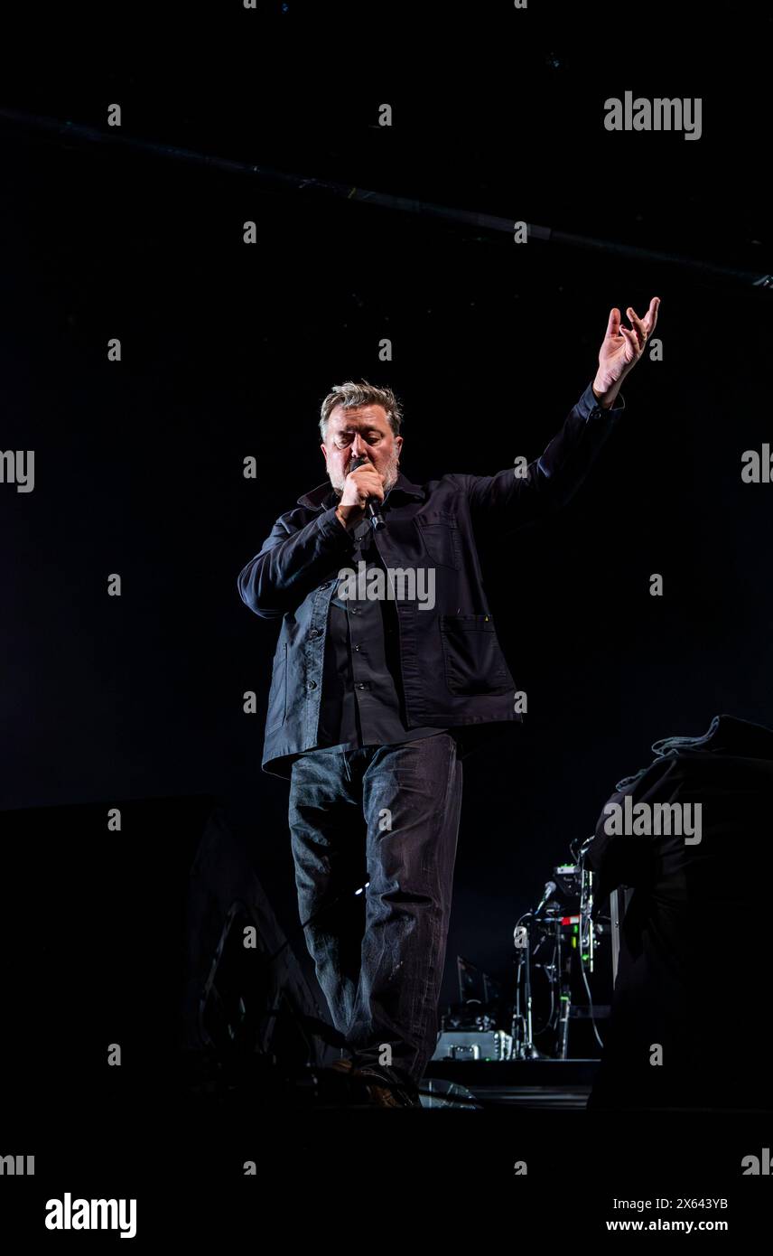 Leeds, Großbritannien. Mai 2024. Guy Garvey, Leadsänger der englischen Rockband Elbow, spielt einen Live-Auftritt in einer voll bepackten Leeds Arena. Dies ist die erste Arena-Tour der Band seit 2018 und begleitet das Mittagessen von Elbows zehntem Studioalbum. ernesto Rogata/Alamy Live News Stockfoto