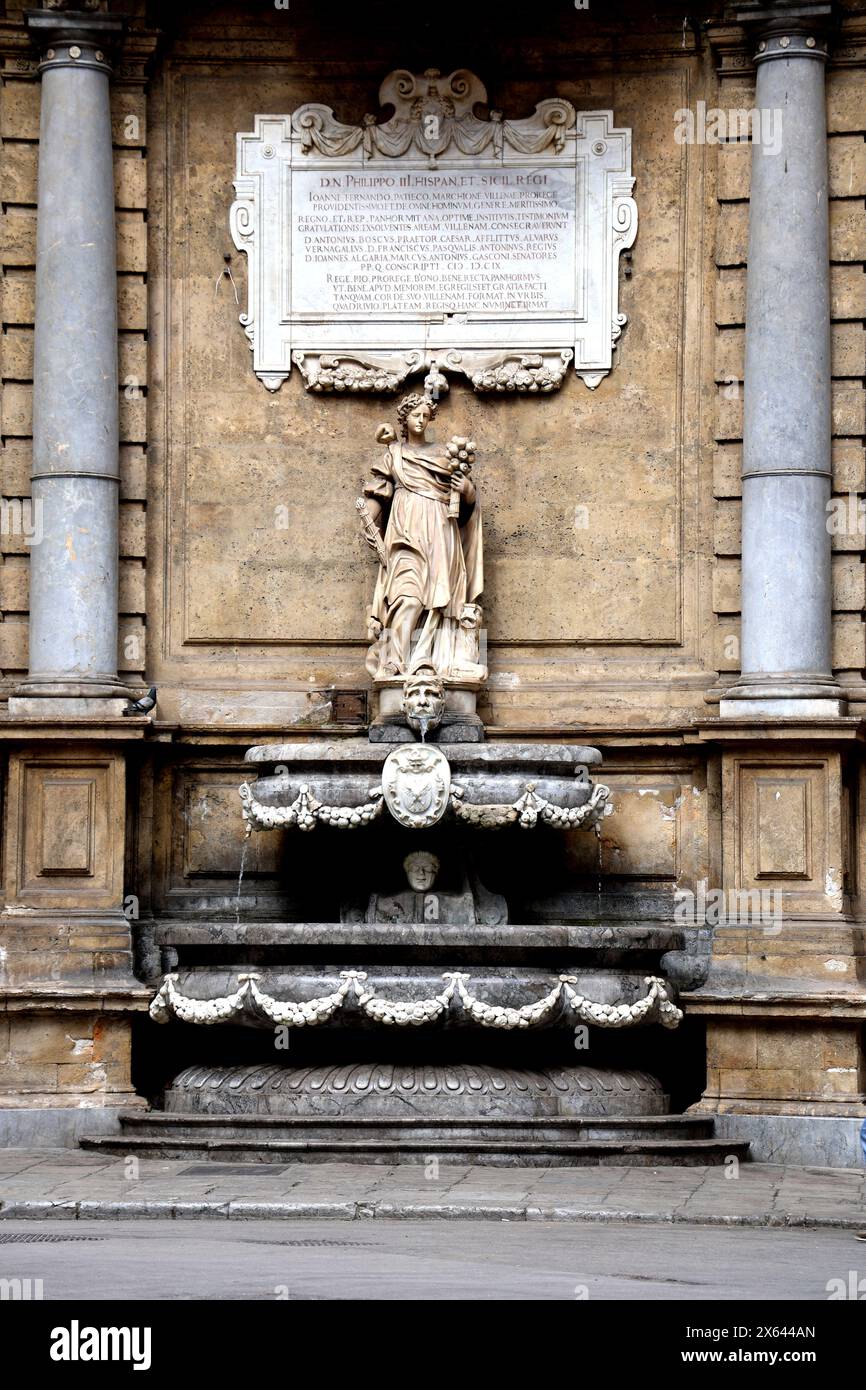 Statue im Quattro Canti in Palermo Sizilien Italien Stockfoto