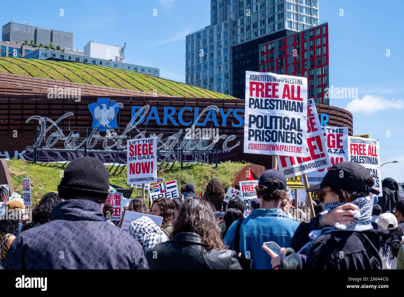 New York, Usa. Mai 2024. Pro-palästinensische Demonstranten versammeln sich während der Demonstration mit Plakaten im Barclay Center. Pro-palästinensische Demonstranten versammelten sich im Barclay's Center in Brooklyn, um Israel im andauernden Israel-Hamas-Krieg in Gaza zu verurteilen. Die Demonstranten überfluteten die Straßen von Brooklyn und machten sich auf den Weg zur Manhattan Bridge. Es wurden zahlreiche Verhaftungen vorgenommen. Quelle: SOPA Images Limited/Alamy Live News Stockfoto