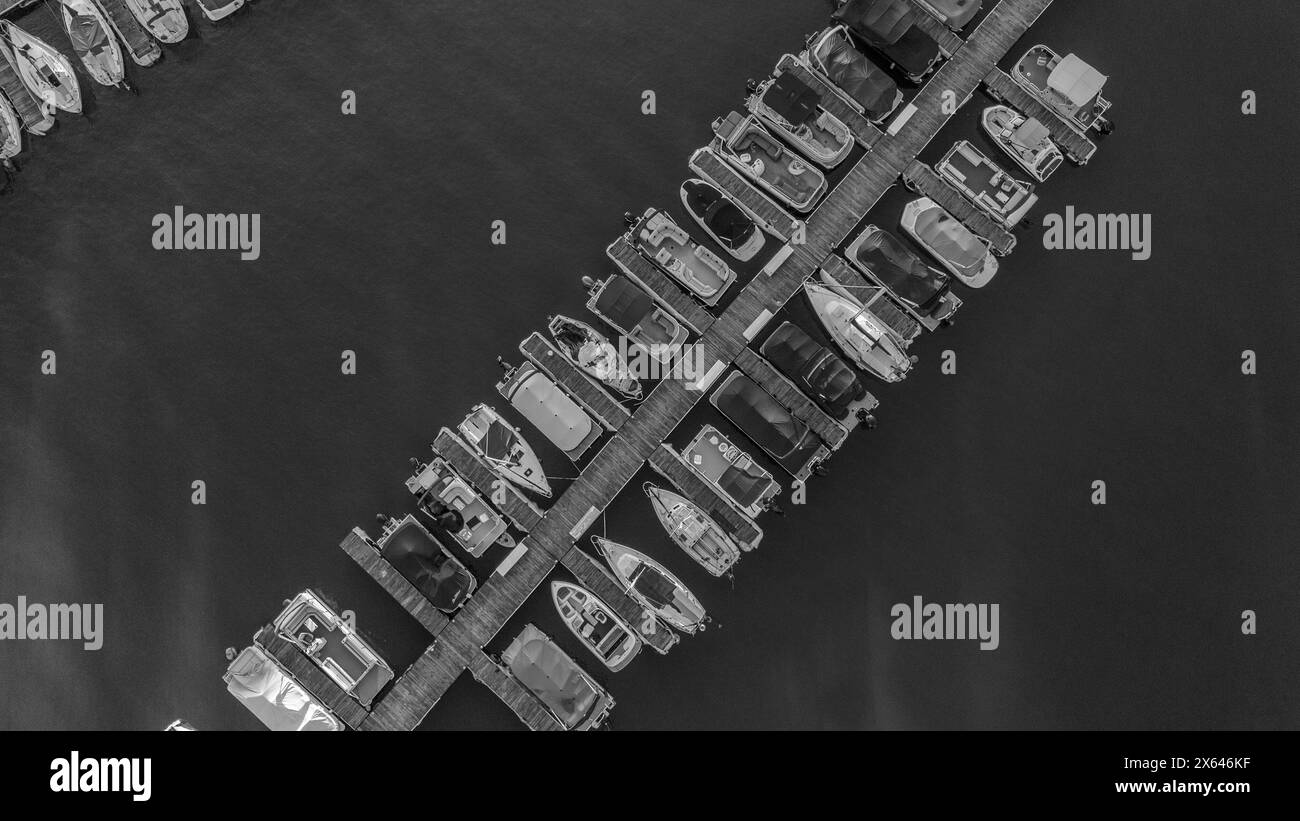 Luftaufnahme des Lake Lanier und des Yachthafens während der goldenen Stunde in Buford, USA Stockfoto