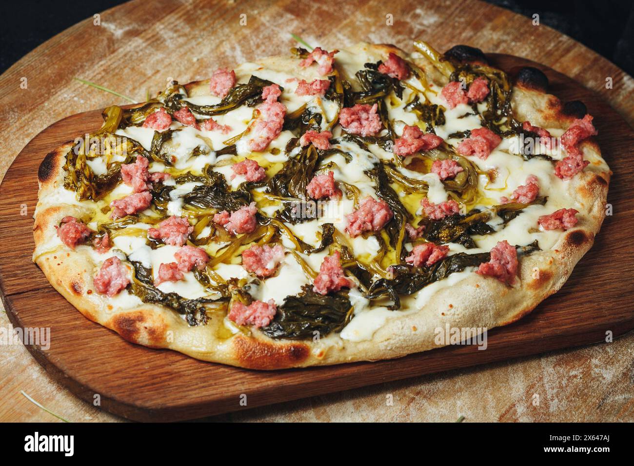 Gastronomische Köstlichkeiten: Pizza mit Fleisch und Gemüse Stockfoto