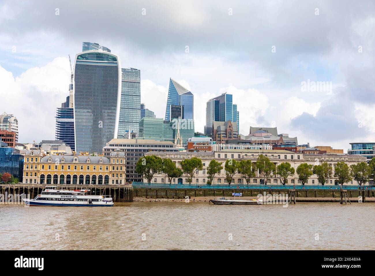 Bürogebäude der City of London, Old Billingsgate Fischmarkt, Walkie Talkie Gebäude und Cheesegrater, Custom House an der Themse, London, England Stockfoto