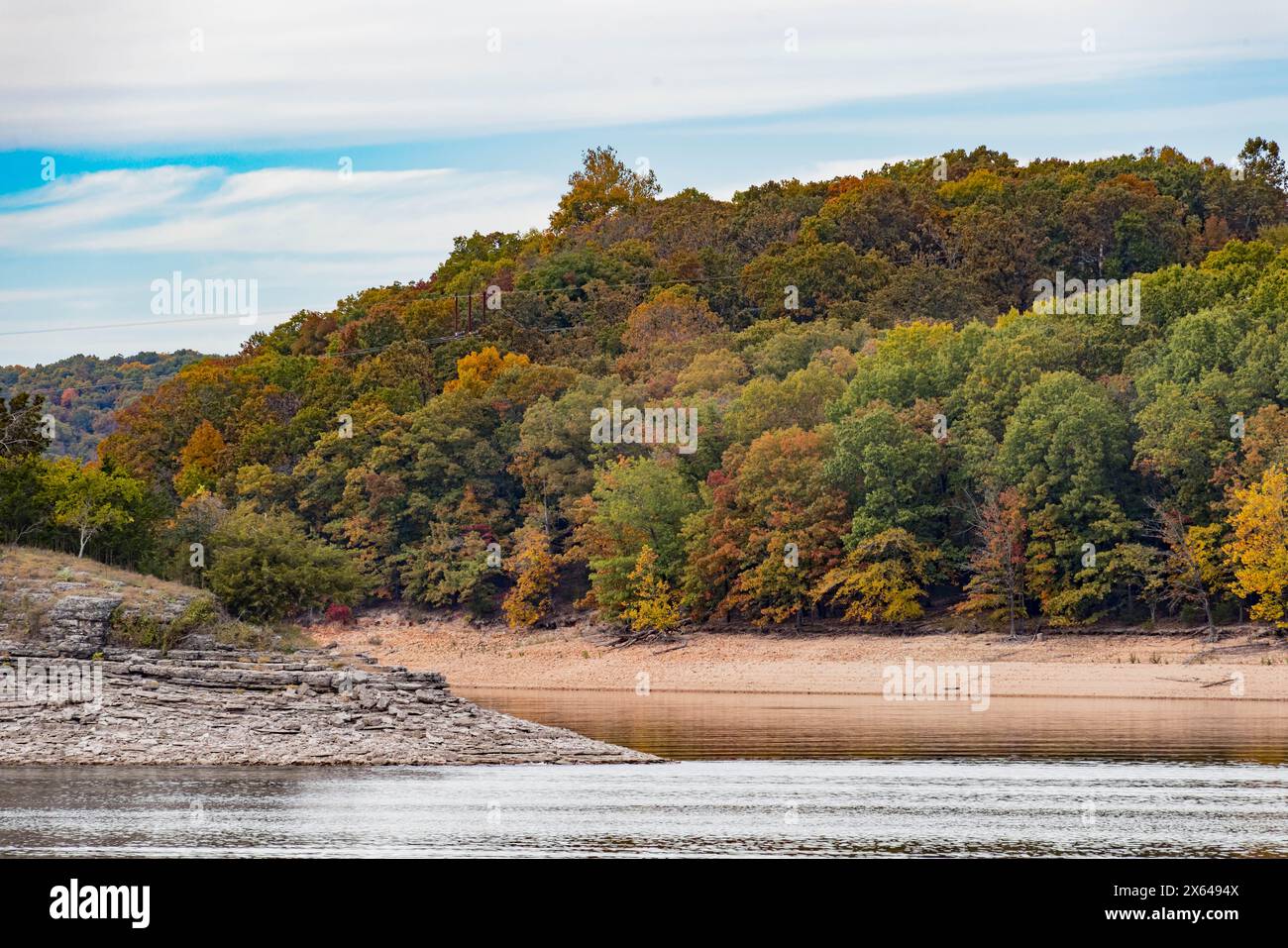 Sonniger Blick auf die wunderschöne Herbstfarbe des Hobbs State Park-Conservation Area in Arkansas Stockfoto