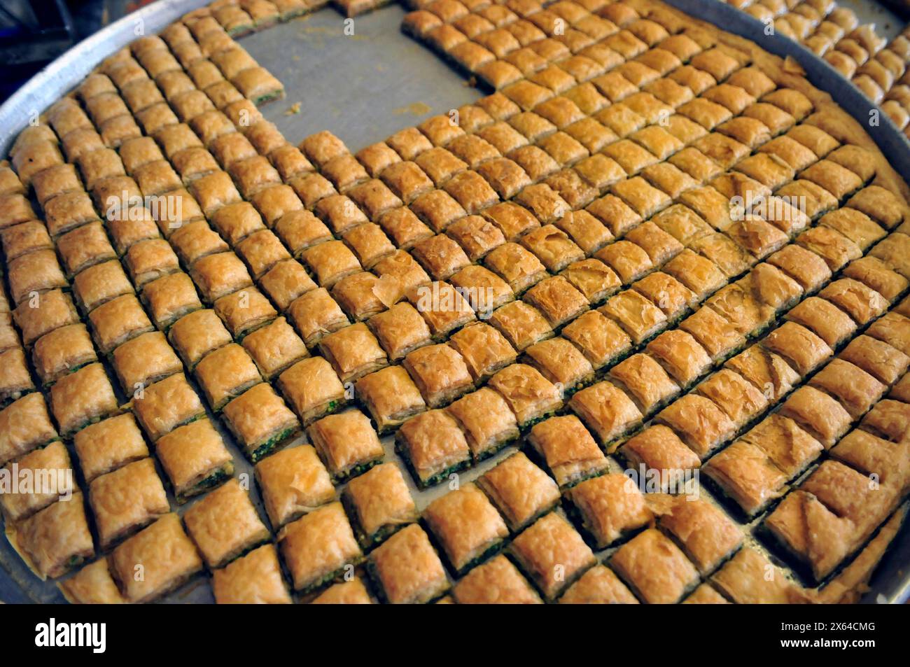 Traditionelles Gebäck aus dem Nahen Osten in einem lokalen Süßwarenladen in Jaffa, Israel. Stockfoto
