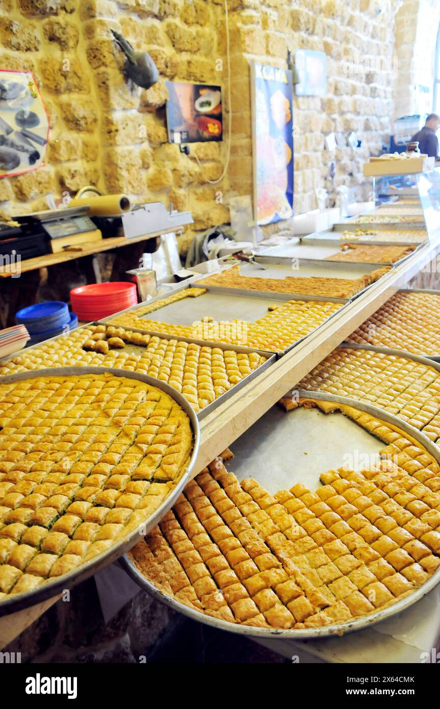 Traditionelles Gebäck aus dem Nahen Osten in einem lokalen Süßwarenladen in Jaffa, Israel. Stockfoto