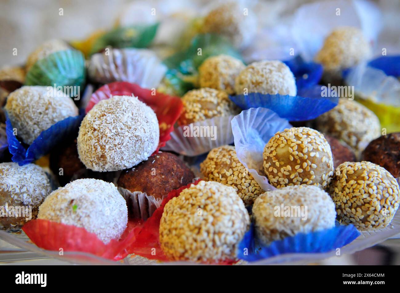 Traditionelles Gebäck aus dem Nahen Osten in einem lokalen Süßwarenladen in Jaffa, Israel. Stockfoto