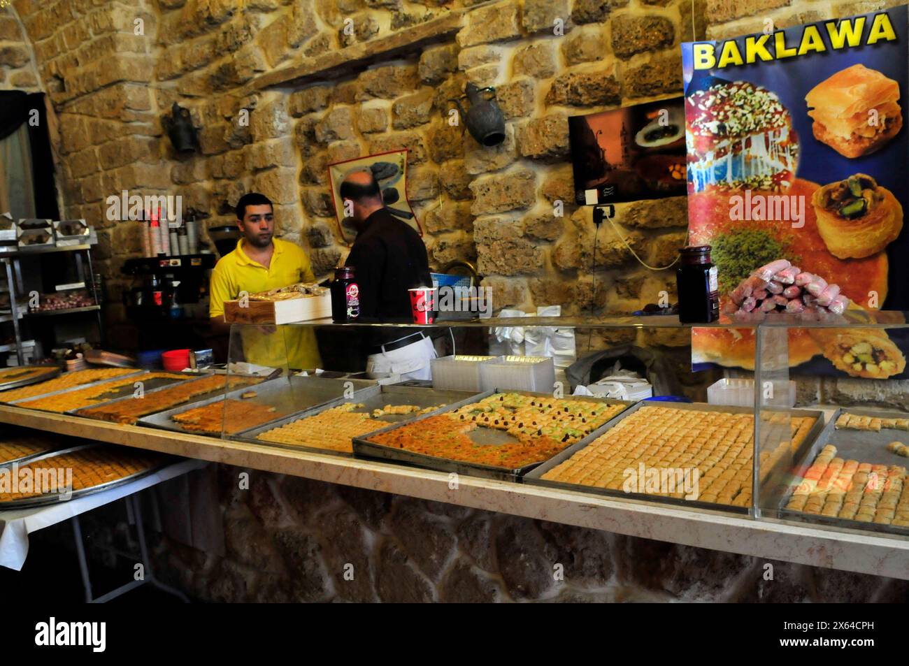 Traditionelles Gebäck aus dem Nahen Osten in einem lokalen Süßwarenladen in Jaffa, Israel. Stockfoto