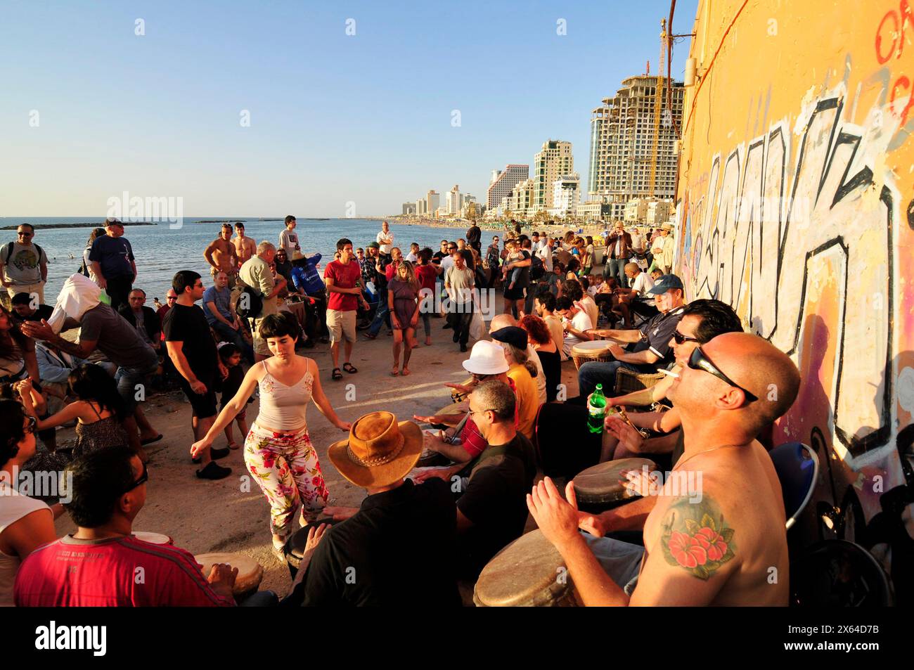 April 2011 - Dolphinarium Beach, Tel Aviv, Israel. Freitagnachmittag Trommeln bei Sonnenuntergang am Mittelmeer. Stockfoto