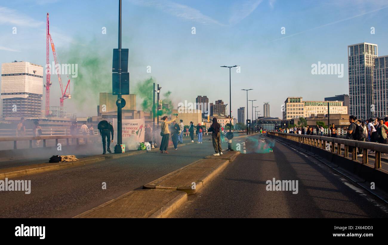 Pro-Palästina-Demonstranten blockieren die Waterloo-Brücke am 11. Mai 2024. Stockfoto