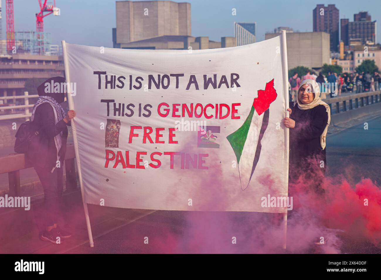 Pro-Palästina-Demonstranten blockieren die Waterloo-Brücke am 11. Mai 2024. Stockfoto