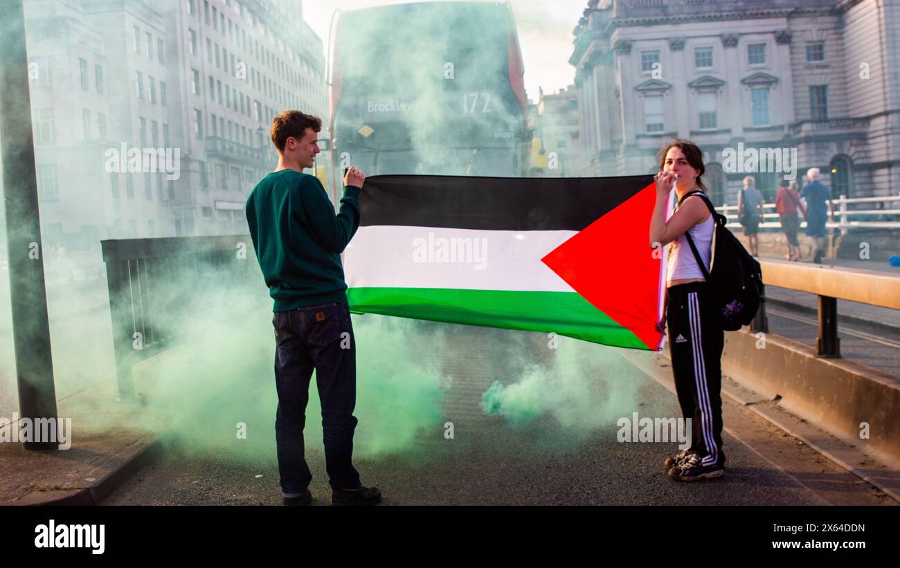 Pro-Palästina-Demonstranten blockieren die Waterloo-Brücke am 11. Mai 2024. Stockfoto