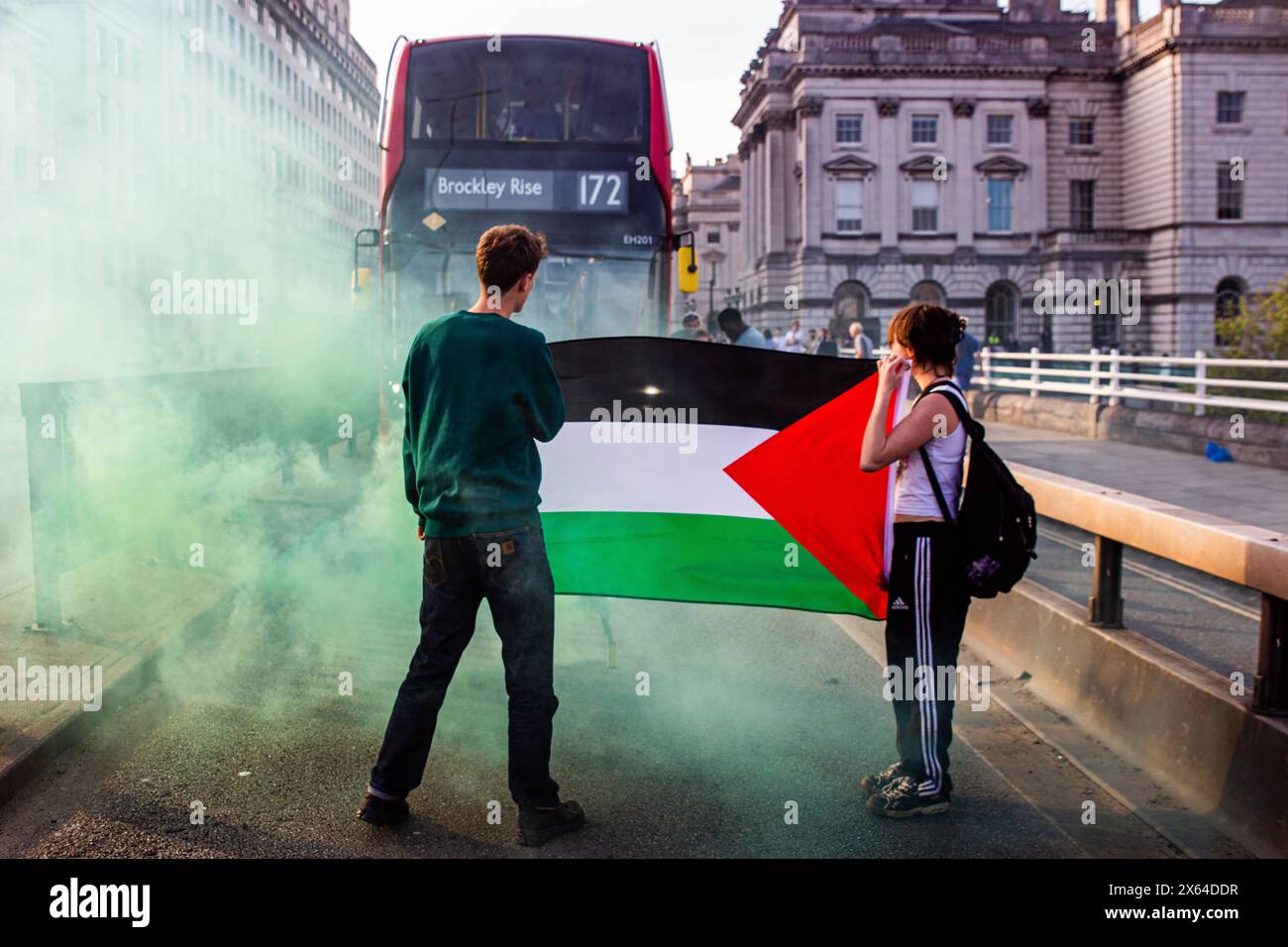 Pro-Palästina-Demonstranten blockieren die Waterloo-Brücke am 11. Mai 2024. Stockfoto