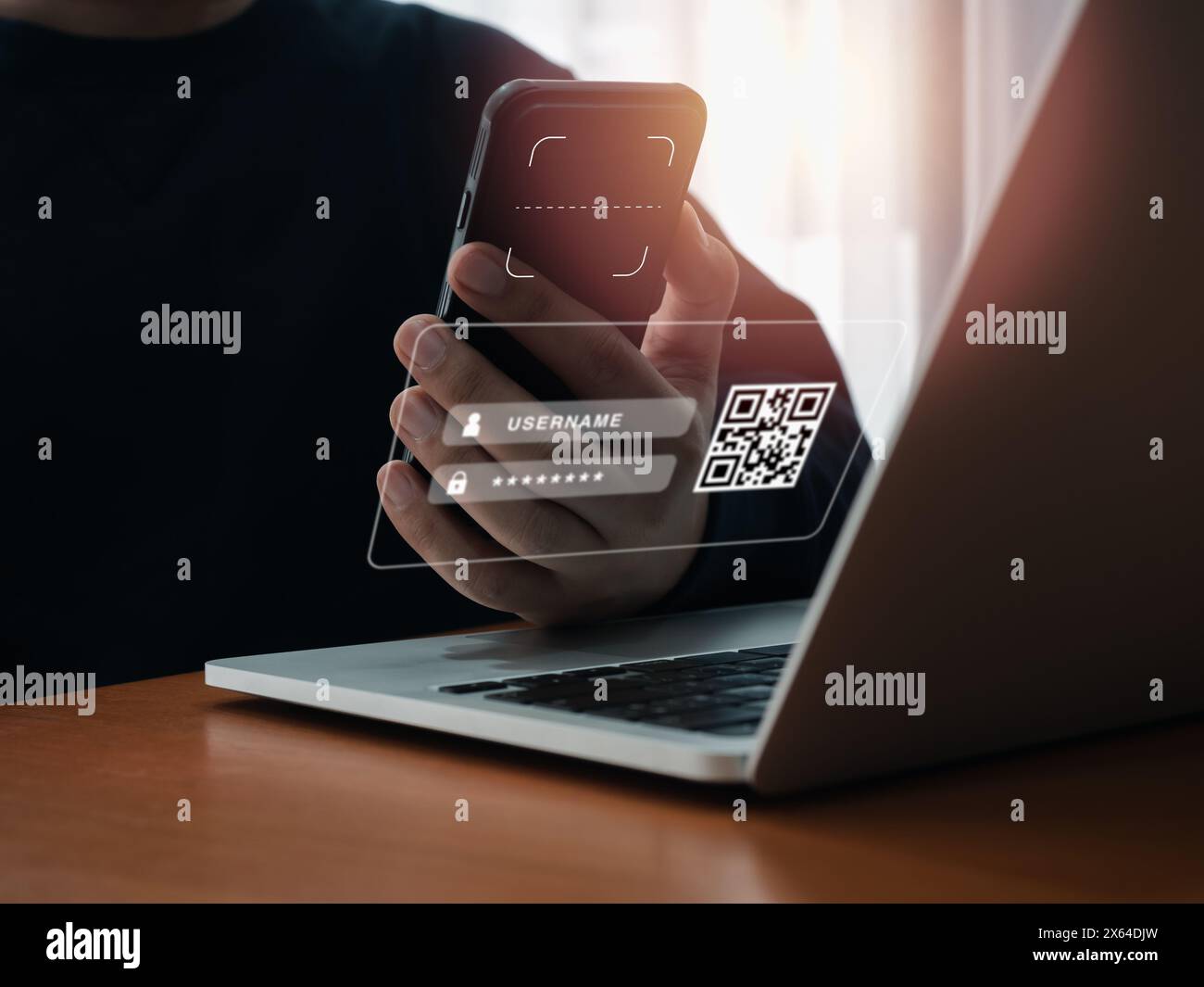 QR-Code, Sicherheitskonzept für mehrstufige Authentifizierung. Digitalscanner, Grafiksymbol auf Smartphone-Kameraobjektiv, das von Geschäftsleuten gehalten wird, Scannen Stockfoto