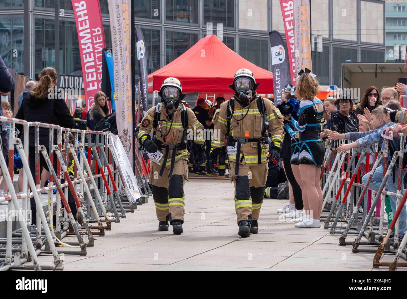 12. Feuerwehrleute 2024 aus 11 Nationen teilgenommen sich an dem Wettkampf, bei dem die Feuerwehrtrupps in voller Ausrüstung gegen die Zeit die 36 Stockwerke des Berliner Hotels Park Inn erklimmen müssen. / 12. Feuerwehrtreppe Berlin 2024 - Feuerwehrleute aus 11 Nationen nehmen an dem Wettbewerb Teil, bei dem die Feuerwehrmannschaften gegen die Uhr die 36 Stockwerke des Park Inn Hotels in Berlin besteigen müssen. 12. Feuerwehrtreppe Berlin 2024 *** 12 Feuerwehrtreppe Berlin 2024 Feuerwehrleute aus 11 Nationen nehmen an dem Wettbewerb Teil, in dem sie sich auf den Weg machen Stockfoto