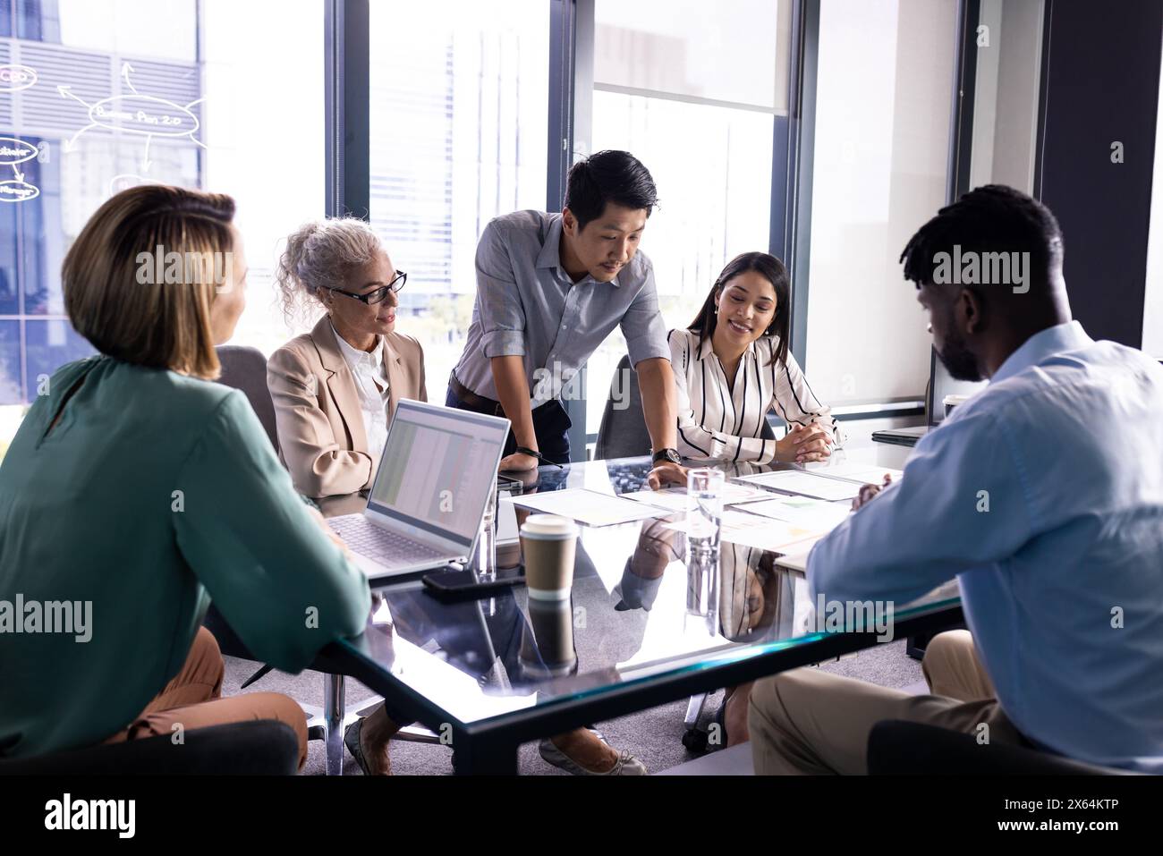Verschiedene Teams diskutieren im Büro Geschäftspapiere Stockfoto