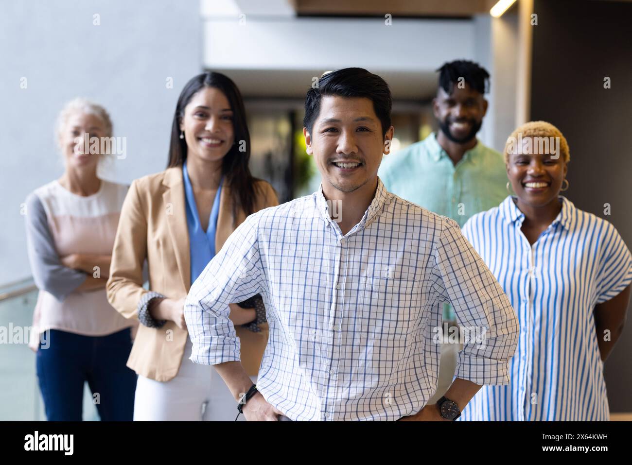 Ein vielseitiges Team von Fachleuten, die im Büro lächeln Stockfoto