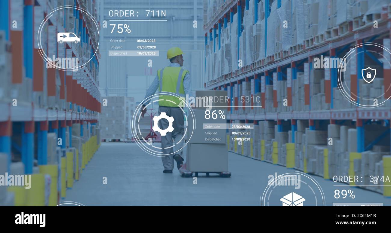 Bild der Datenverarbeitung mit Rückansicht eines männlichen Arbeiters, der einen Palettenhubwagen im Lager zieht Stockfoto