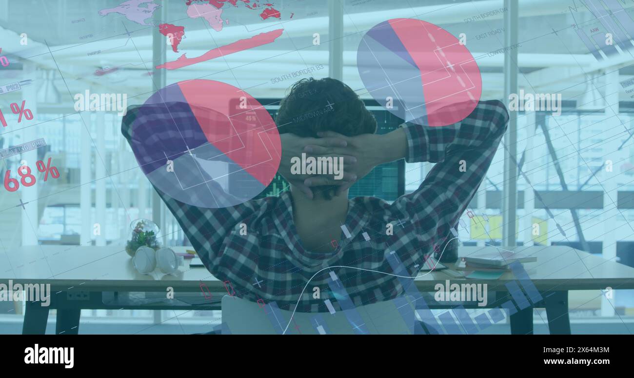 Bild der Infografik-Schnittstelle über kaukasier, der sich nach dem Ausfüllen von Infografik-Berichten entspannt Stockfoto