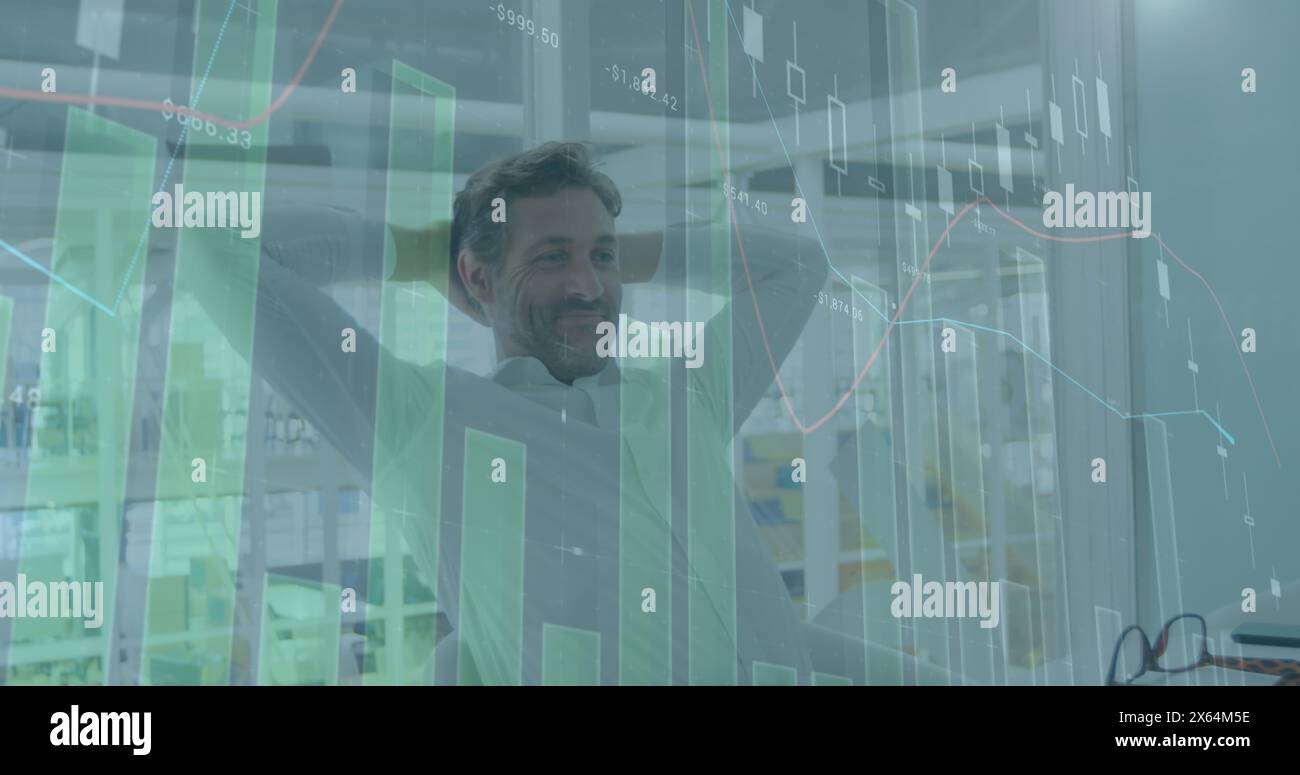 Bild mehrerer Diagramme, wechselnde Zahlen, müder kaukasischer Mann dehnt sich nach Abschluss der Arbeit aus Stockfoto