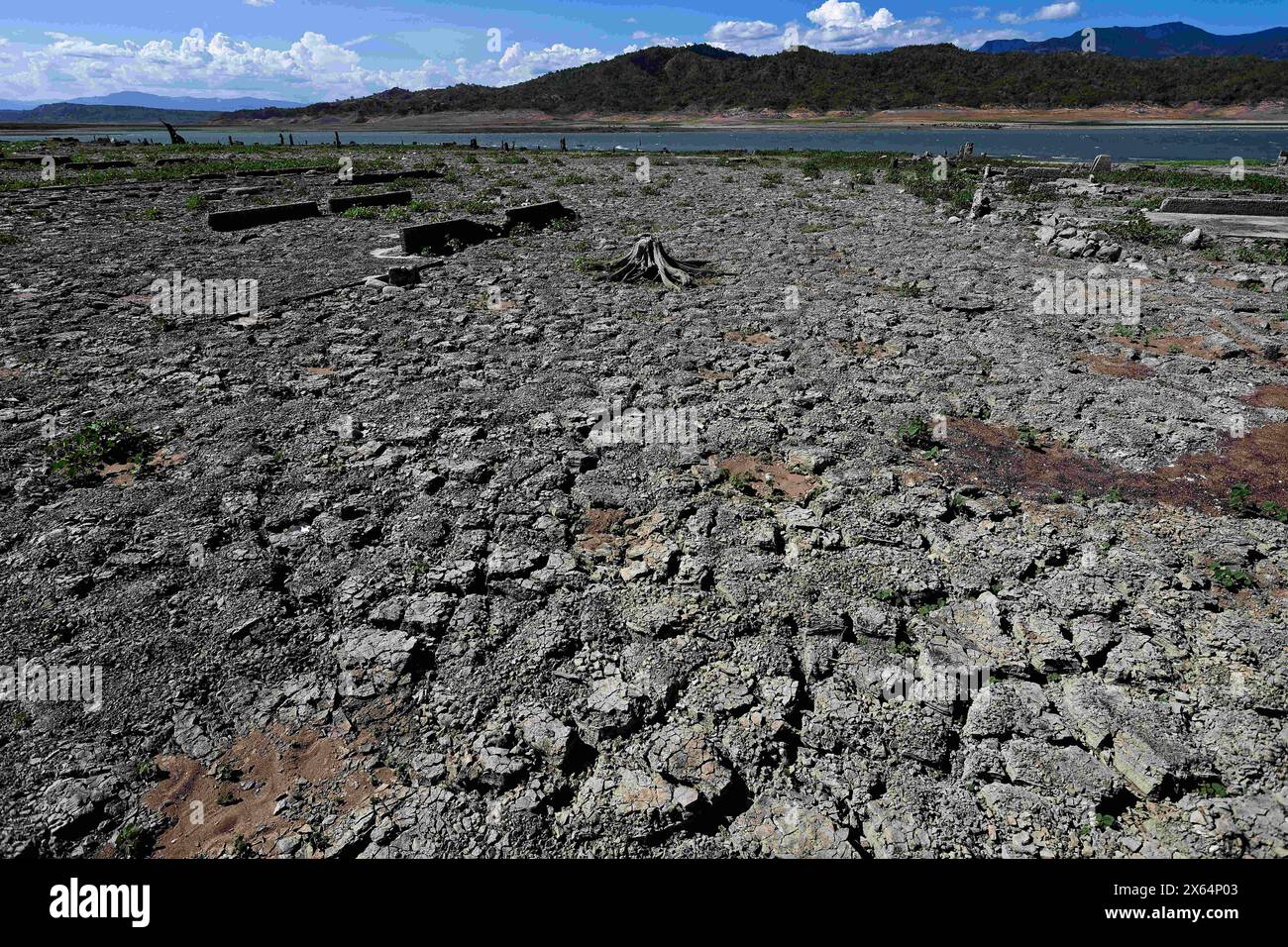 12. Mai 2024, Pantabangan, Pantabangan, Philippinen: Ein trockenes Land in der Nähe der Überreste der alten versunkenen Stadt Pantabangan, die infolge einer schweren Dürre aufgrund der steigenden Temperaturen auf den Philippinen an einem Stausee wieder aufgetaucht sind. Das sechste Wiederauftauchen dieser 300 Jahre alten Siedlung, die eine Kirche und mehrere Grabsteine umfasst, hat Touristen zu Besuch gezogen, nachdem der Wasserstand am Damm durch extreme Hitze abgenommen hat. verschärft durch die El-NiÃ±-o-Klimamuster, die zu einer Zunahme des Wetters in Asien und Südostasien beitragen. (Bild: © Daniel Ceng Sho Stockfoto