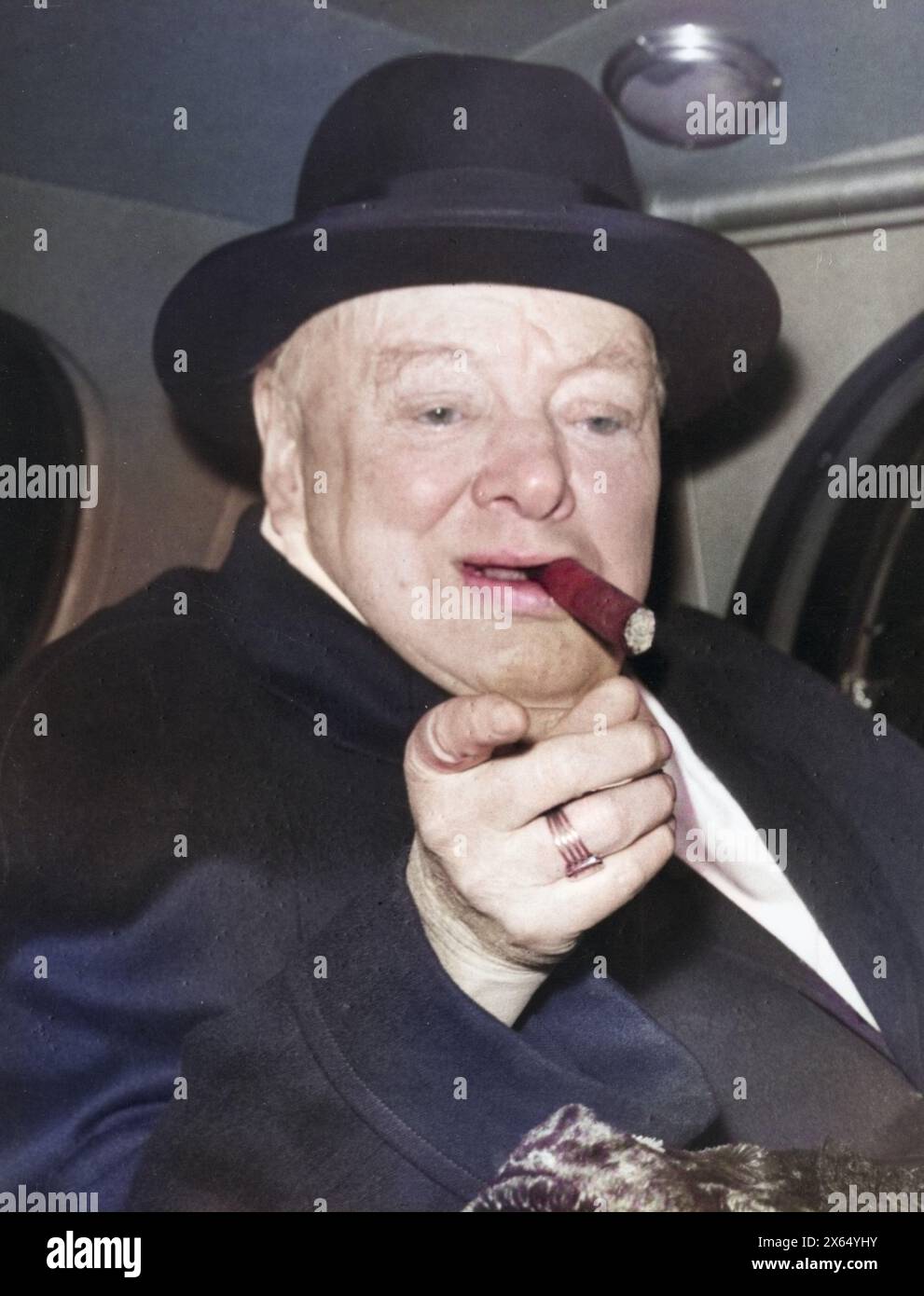 Churchill, Winston, 30.11.1874 - 24.1,1965, britischer Politiker (Kontra.), Porträt, im Auto, ZUSÄTZLICHE-RECHTE-CLEARANCE-INFO-NICHT-VERFÜGBAR Stockfoto