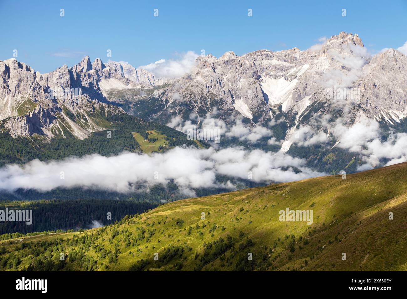 Panoramablick auf die Sexten dolomiten oder Dolomiti di Sesto von den Karnischen Alpen, Italien Stockfoto