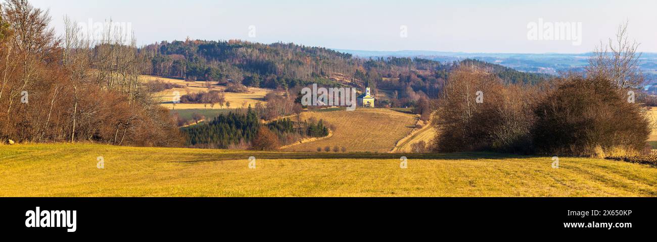 Herbstliches Landschaftspanorama des tschechisch-mährischen Hochlands mit Feldern, Wäldern, Wiesen und einer kleinen Kirche in der Nähe der Stadt Trebic, Tschechische Republik Stockfoto