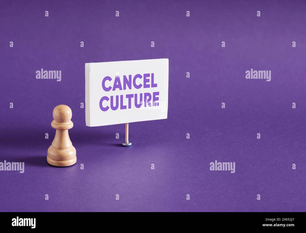 Schachfigur steht neben dem Banner mit dem Wort „Kultur abbrechen“. Stockfoto