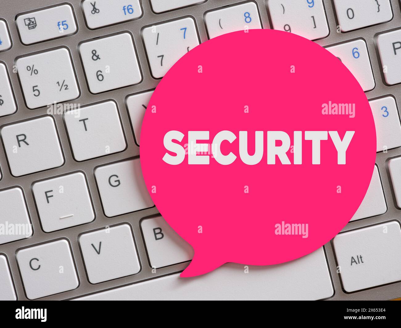 Das Wort Sicherheit auf der Sprechblase über der Computertastatur. Online-Sicherheitskonzept. Schützen Sie Technologien, Datenschutznetzwerke und Cyberinformationen. Stockfoto