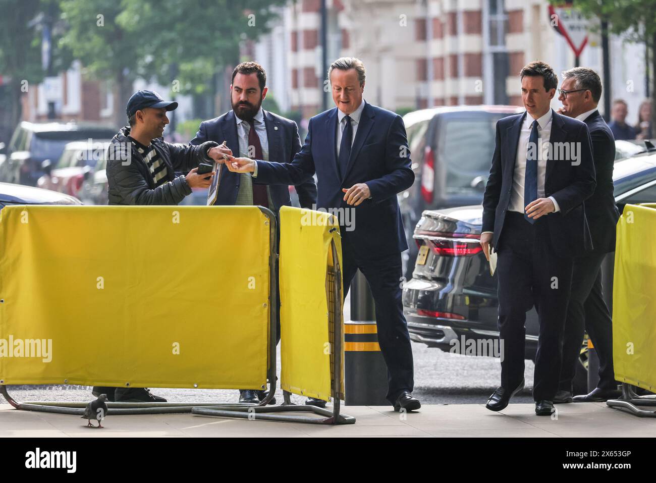 London, Großbritannien. Mai 2024. Lord Cameron, David Cameron, Staatssekretär für auswärtige Angelegenheiten, Commonwealth- und Entwicklungsangelegenheiten, unterzeichnen Autogramme vor der BBC für die Sonntagvormittagsprogramme. Quelle: Imageplotter/Alamy Live News Stockfoto