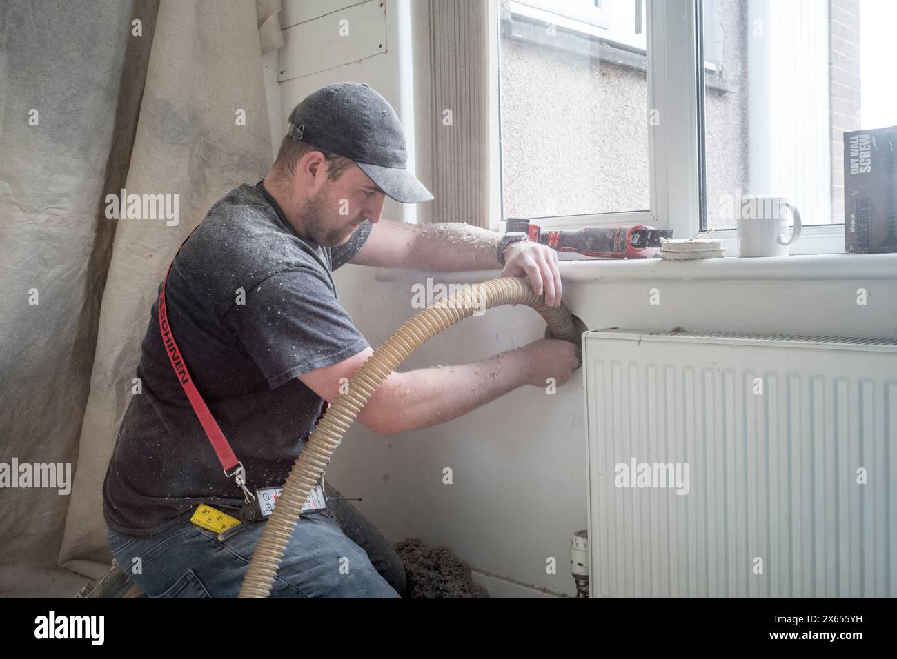 Installation einer internen Isolierung aus Zellulosefasern in einem Haus in Schottland Stockfoto