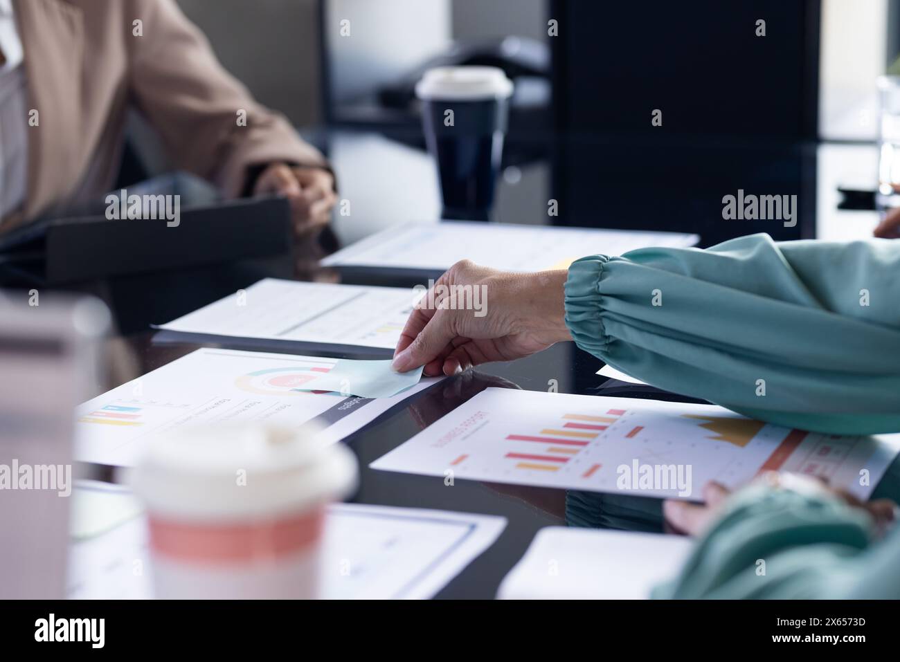 Im Büro diskutieren verschiedene Teams über Geschäftspapiere Stockfoto