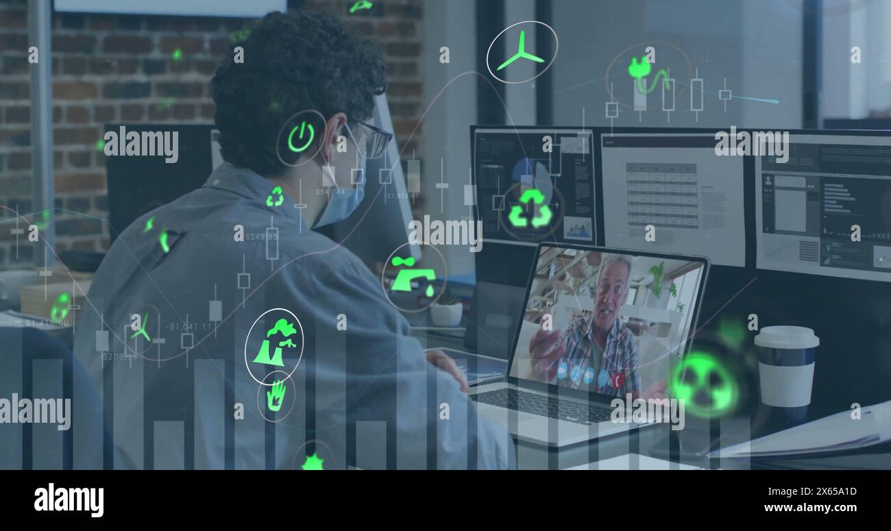 Kaukasischer Sohn in Brille zeigt dem kaukasischen Vater/Großvater den Laptop Stockfoto