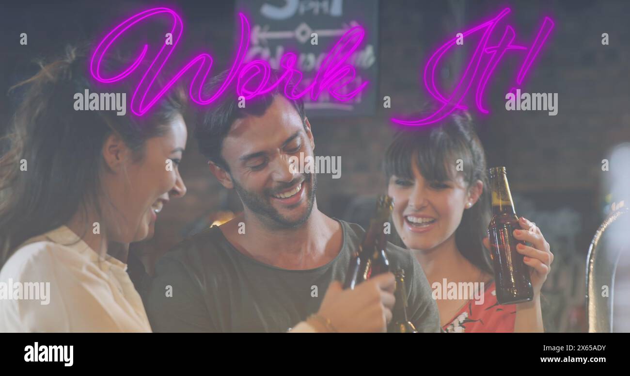 Bild von rosa Work IT Neontext über verschiedenen Freunden, die auf einer Party Bier trinken Stockfoto