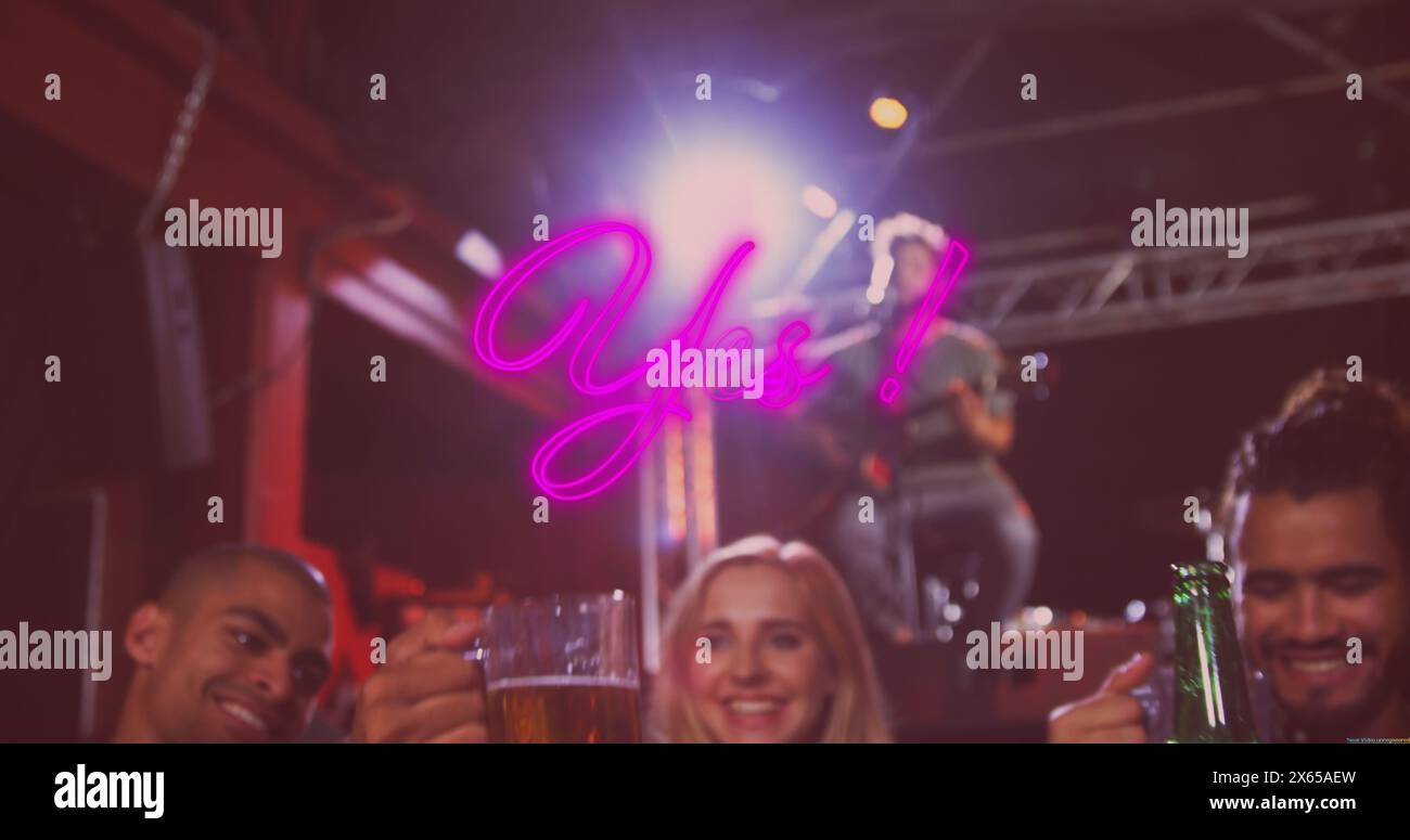 Bild von ja rosa Neontext über verschiedenen Freunden, die in der Bar Toast trinken Stockfoto Bild von ja rosa Neontext über verschiedenen Freunden, die in der Bar Toast trinken Stockfoto