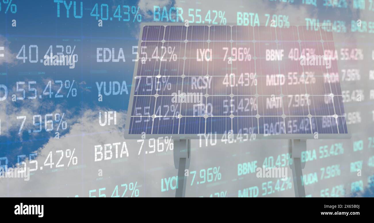 Bild: Datenverarbeitung an der Börse über Solarpaneel vor blauem Himmel Stockfoto