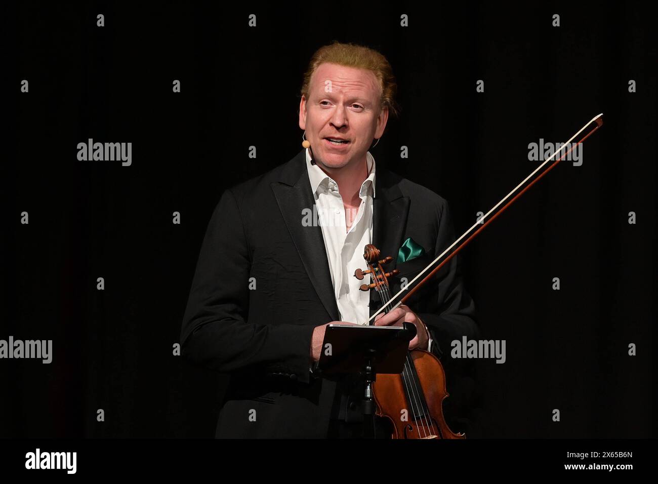Konzert Los Angeles 1943 - Escape to Paradise mit Opernsänger Thomas Hampson und Stargeiger Daniel Hopeim Toscana Congress Gmunden, im Rahmen der Salzkammergut Festwochen Gmunden, am 12.05.2024. Das Bild zeigt den Stargeiger Daniel Hope 2024 - Konzert Los Angeles 1943 - Escape to Paradise mit Opernsänger Thomas Hampson und StargigerDaniel Hope im Toscana Congress Gmunden, im Rahmen der Salzkammergut Festwochen Gmunden, am 12.05.2024. *** Konzert Los Angeles 1943 Escape to Paradise mit Opernsänger Thomas Hampson und Star-Geiger Daniel Hope auf dem Toscana Congress Gmunden, als Teil des Salz Stockfoto