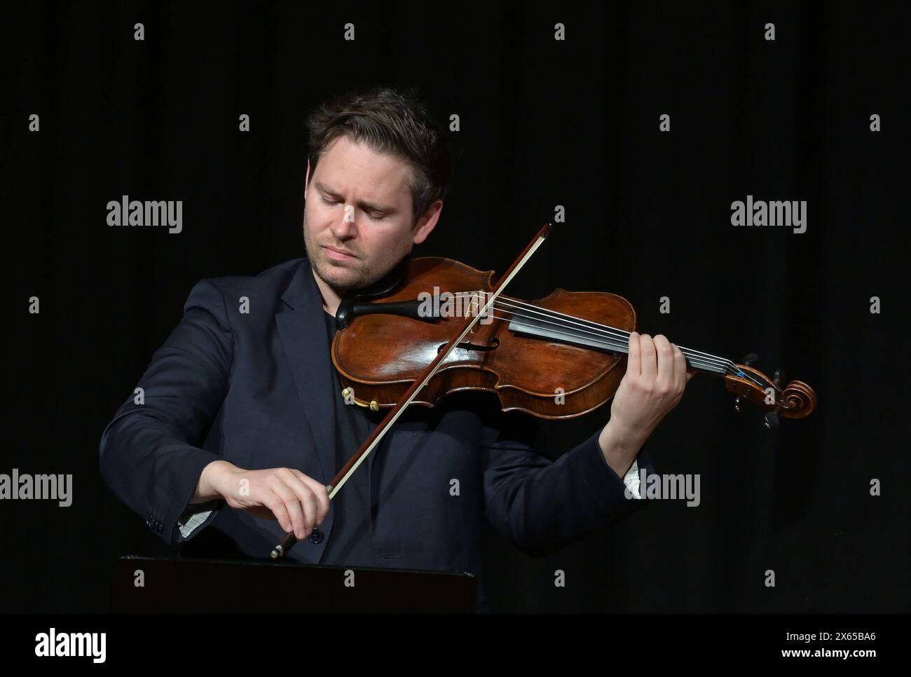 Konzert Los Angeles 1943 - Escape to Paradise mit Opernsänger Thomas Hampson und Stargeiger Daniel Hope im Toscana Congress Gmunden, im Rahmen der Salzkammergut Festwochen Gmunden, am 12.05.2024. Violaspieler Adrien LaMarca 2024 - Konzert Los Angeles 1943 - Escape to Paradise mit Opernsänger Thomas Hampson und StargigerDaniel Hope im Toscana Congress Gmunden, im Rahmen der Salzkammergut Festwochen Gmunden, am 12.05.2024. *** Konzert Los Angeles 1943 Escape to Paradise mit Opernsänger Thomas Hampson und Star-Geiger Daniel Hope auf dem Toscana Congress Gmunden, als Teil der Sa Stockfoto