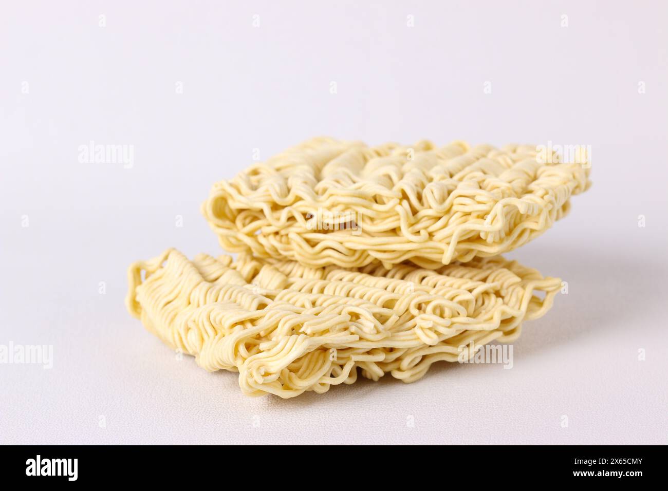 Trockene ungekochte Instant Nudeln Ramen mit weißem Hintergrund. Ungesunde Nahrung. Stockfoto