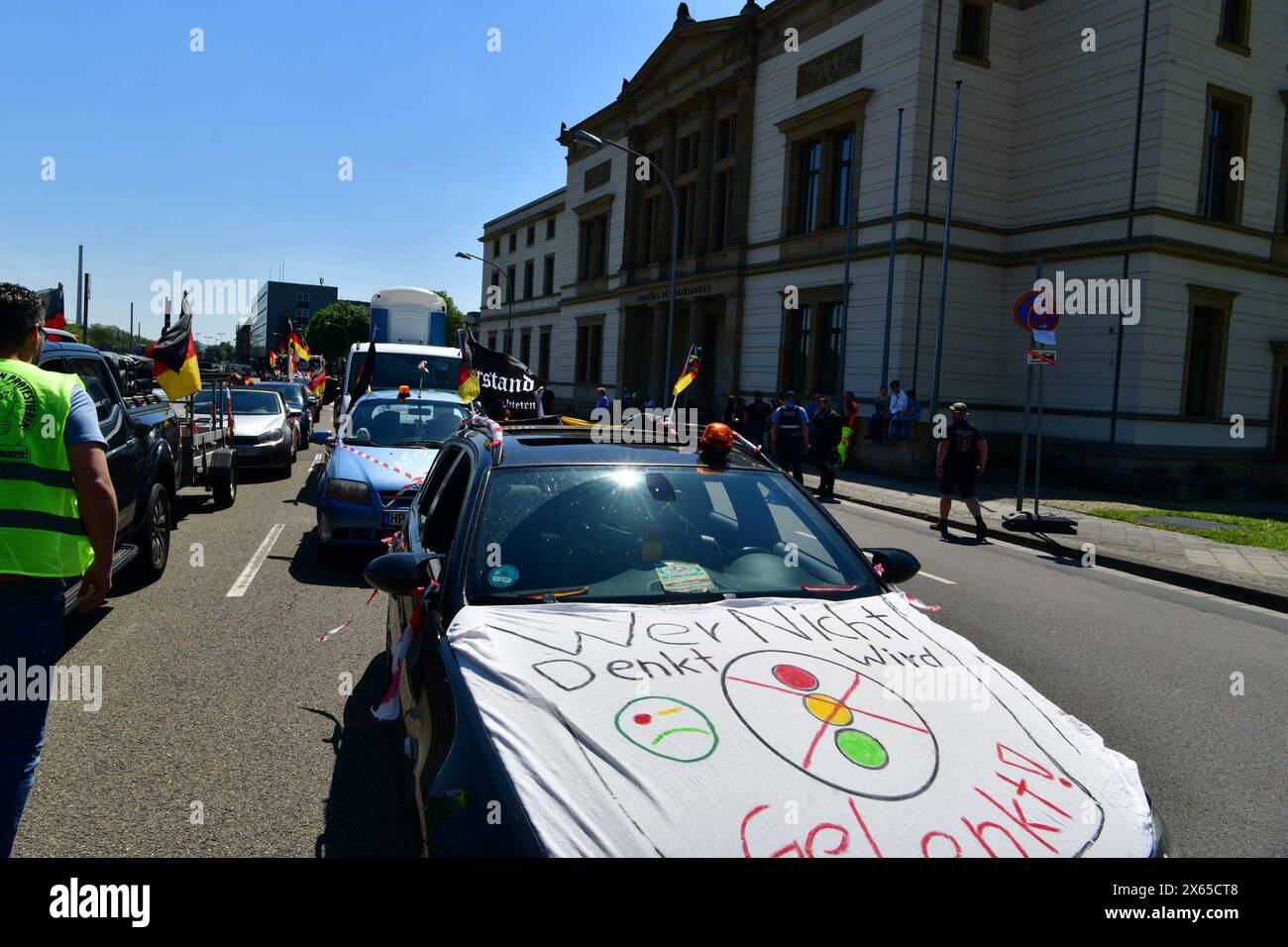 Eine regierungskritische Sternfahrt aus dem Saar-Pfalz-Kreis und dem Kreis Merzig-Wadern endete am Samstag 11.5.2024 am Sarländischen Landtag in Saarbrücken. Die Demonstranten, die sich unparteiisch nennen, kritisieren die Politik der Bundesregierung scharf und befürchten schwere Schäden für den Mittelstand. *** Eine regierungsfeindliche Kundgebung aus dem Landkreis Saar-Pfalz und dem Landkreis Merzig Wadern endet am Samstag, 11 5 2024 im Saarländischen landtag in Saarbrücken die Demonstranten, die sich überparteilich nennen, kritisieren scharf die Politik des Bundes und fürchten ser Stockfoto