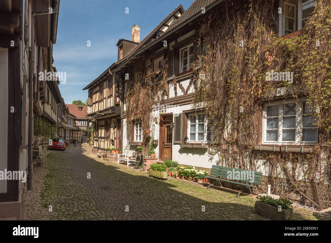 Gasse mit Kopfsteinpflaster und Fachwerkhäusern in der historischen Altstadt von Gengenbach, Kinzigtal, Schwarzwald, Baden-Württemberg, Deutschland Stockfoto