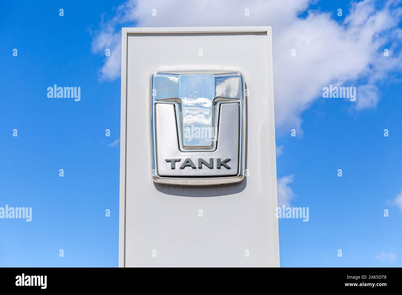 Samara, Russland - 16. April 2024: Stele mit Tank-Logo vor einem Himmelhintergrund. Tank ist eine Automobilmarke des chinesischen Markers Chinesische Mauer Stockfoto