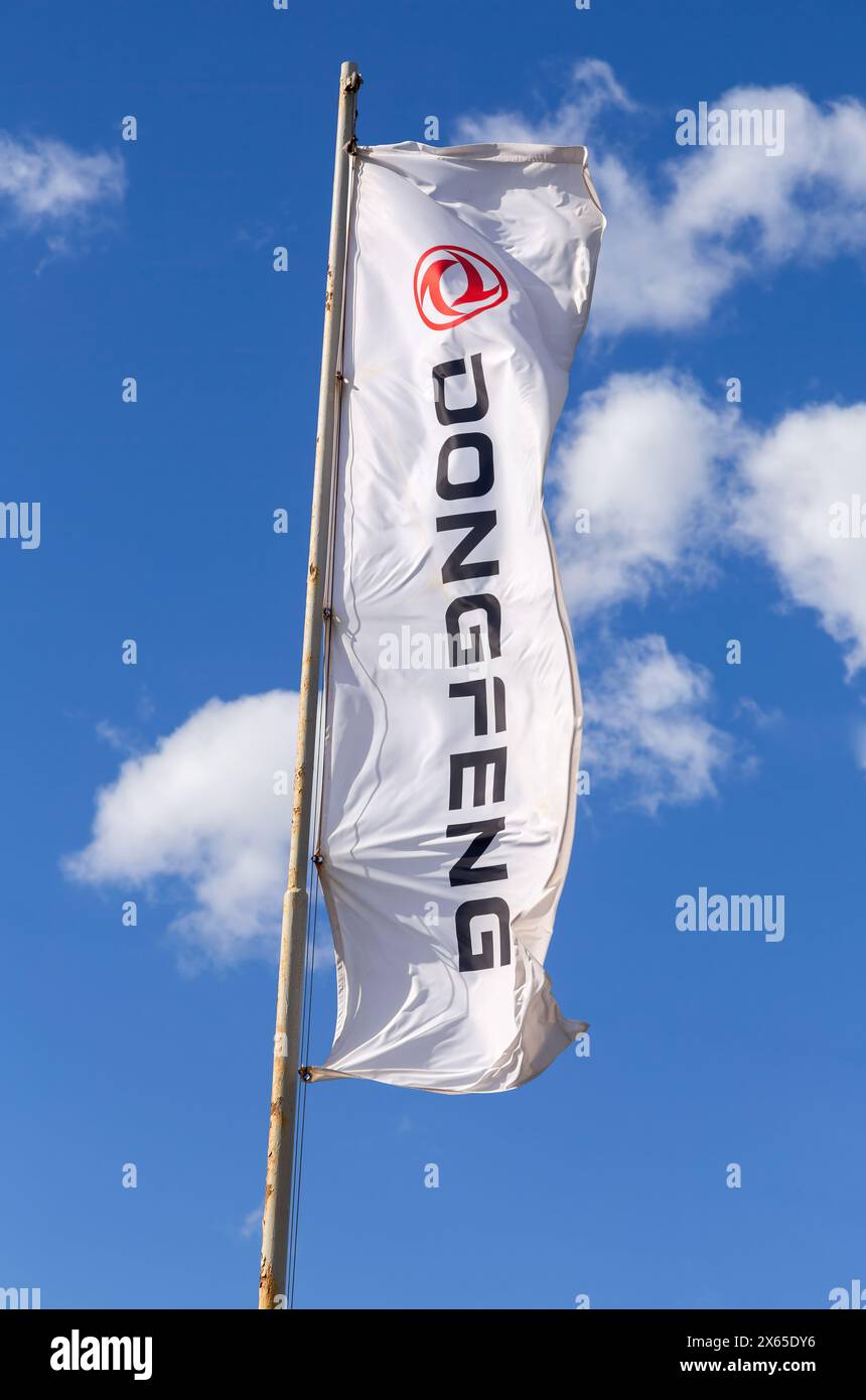 Samara, Russland - 16. April 2024: Flagge des Dongfeng-Autoherstellers vor blauem Himmel. Dongfeng ist ein chinesischer Automobilhersteller Stockfoto