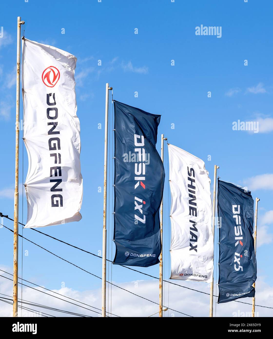 Samara, Russland - 16. April 2024: Flaggen des Dongfeng-Autoherstellers vor blauem Himmel. Dongfeng ist ein chinesischer Automobilhersteller Stockfoto